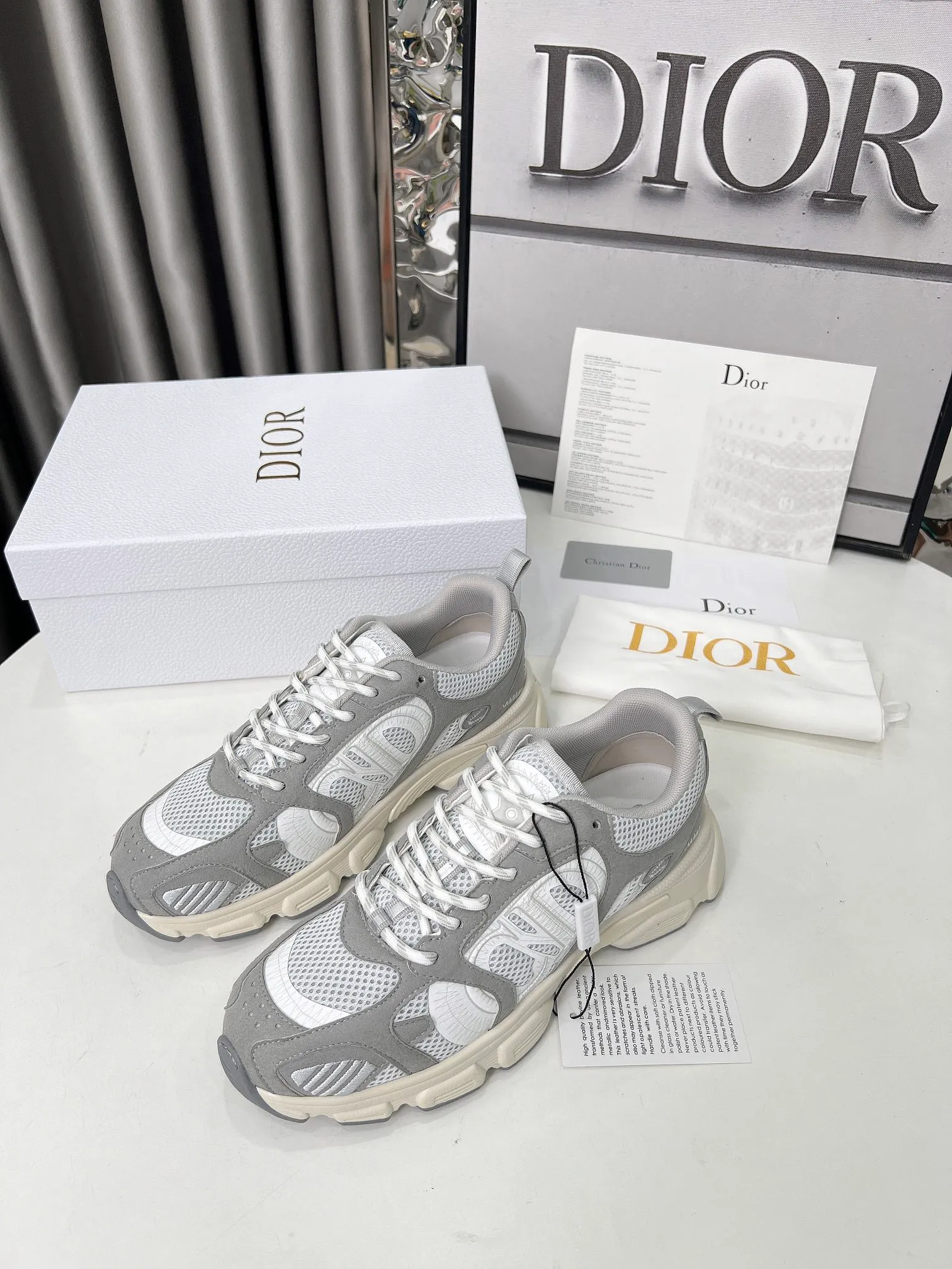 P560🐮🐮The official website of Dijia's new colors has been updated simultaneously [Celebration] This Dior Vibe sneaker incorporates Dior's high-end spirit and reinterprets classic running shoes. White mesh fabric features an Oblique print and is paired with laminated leather-effect panels in gold and silver tones for a contrasting look. It is further embellished with classic details such as 3D effect details, the lucky star symbol on the rear, and the logo on the tongue and rear pull tab. The lightweight sole is embellished with gray stars, complementing a variety of casual or elegant pieces for a modern look. Size: Women’s size 35-41 (35/42 can be customized) Men’s size 40-46 (39/46 can be customized)